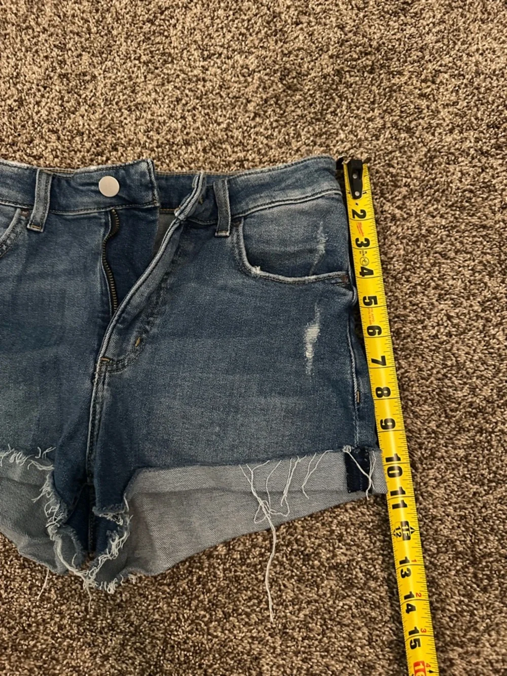 H&M high waisted stretchy jean shorts dark wash - Picture 3 of 7